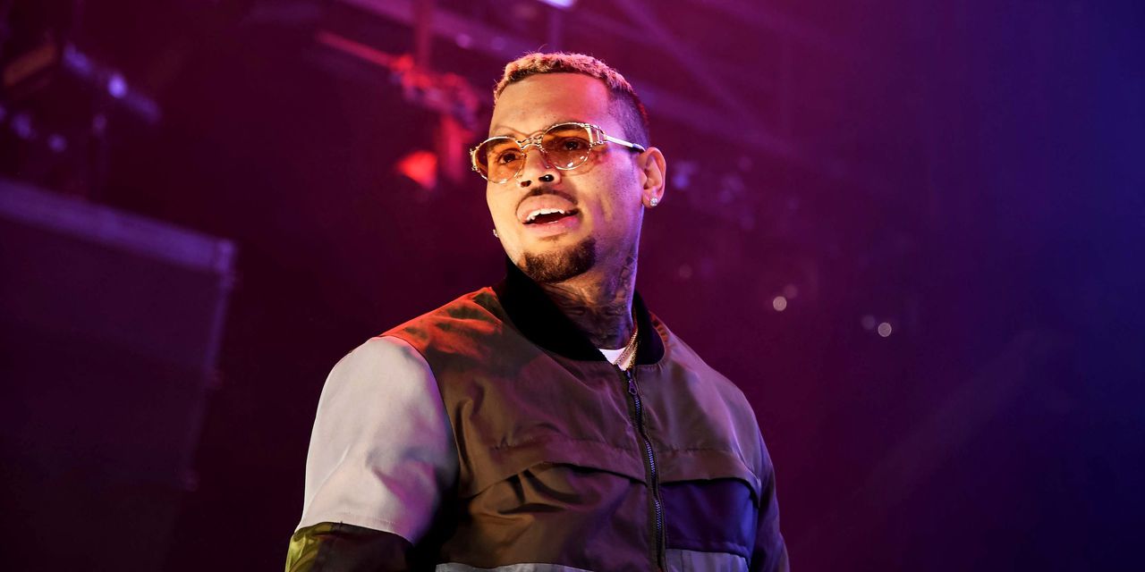 Chris Brown, fotografiat în timp ce strângea o femeie de gât. Cum se apără. Foto: portalrapmais.com