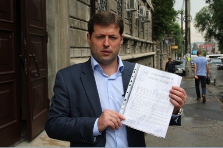 Генеральный секретарь СДП Сергей Коропчану отметил, что требование партии основано на статистике, согласно которой за рубежом находится около миллиона молдавских граждан, из которых около 200 тысяч – в Евросоюзе, и около 800 тысяч – в странах Таможенного союза, включая 750 тысяч молдавских мигрантов в России.