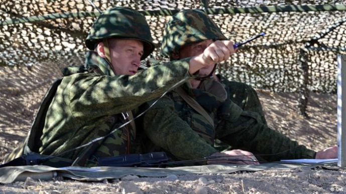 În paralel, flotele militare ale Rusiei efectuează manevre în Marea Neagră, Marea Japoniei şi Marea Barents.