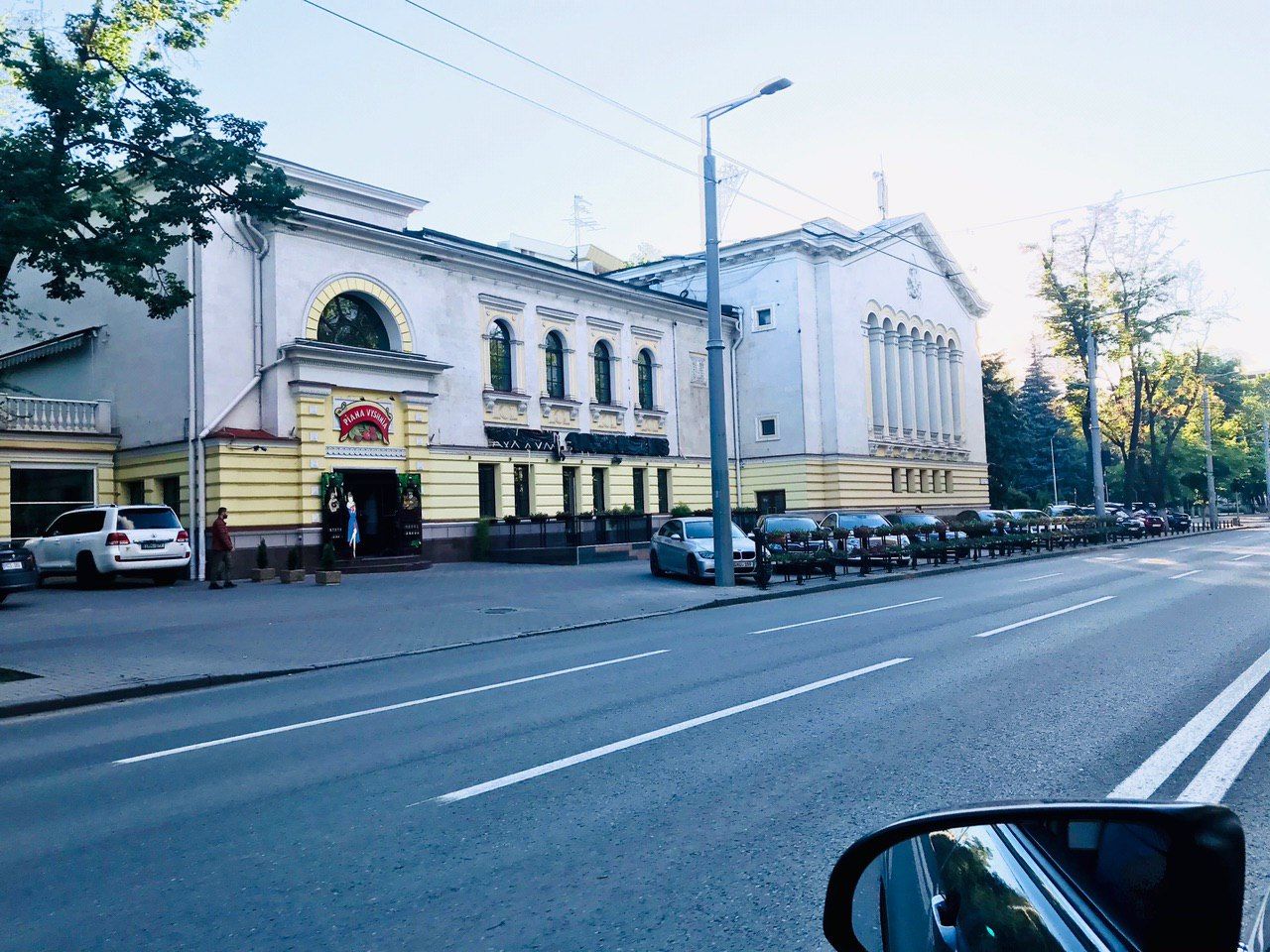 Перед кинотеатром Patria вновь паркуются автомобили.