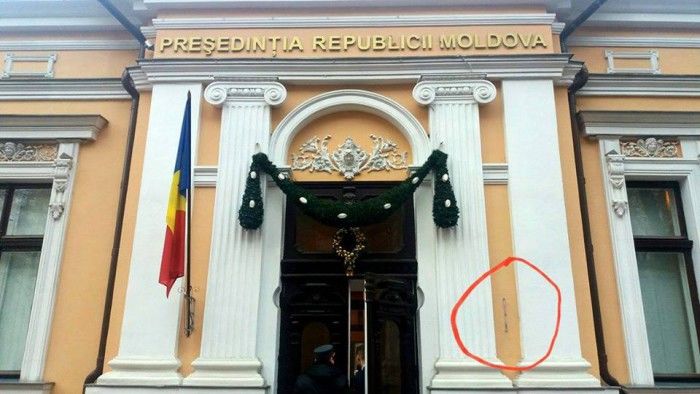 Unul din cele două suporturi metalice pentru drapel de la Președinție a fost tăiat. Foto: facebook.com / Ion Apostol 