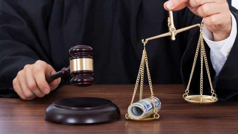 Procurorii mai căută un magistrat implicat în schemă.