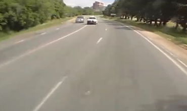 Manevra periculoasă a unui taximetrist pe şoseaua Balcani.