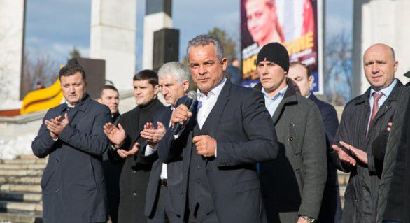 L-au dus la mitingul organizat de PD şi l-au pierdut. Consătenii: Avea probleme psihice.