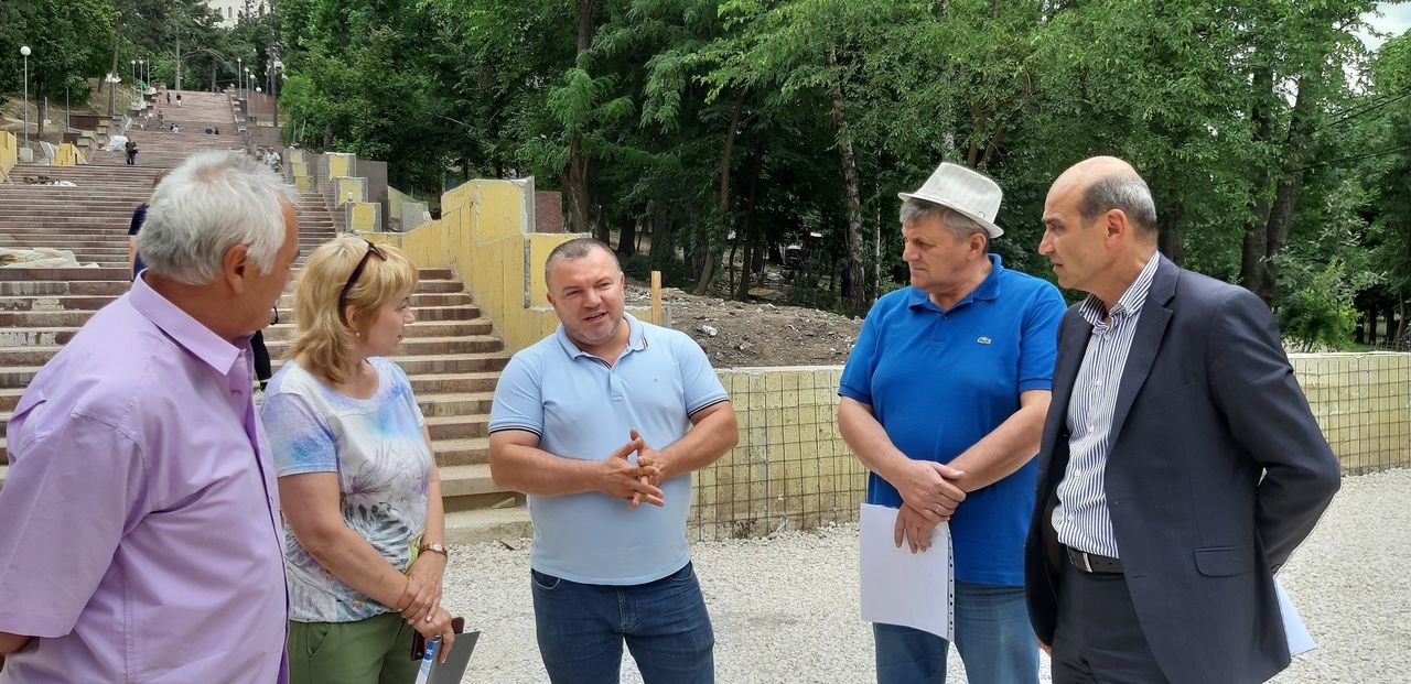 По данным претуры, лестница и сквер будут сданы в эксплуатацию 27 августа. 