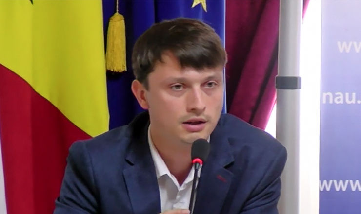 Советник от фракции социалистов Юрий Витнянский.