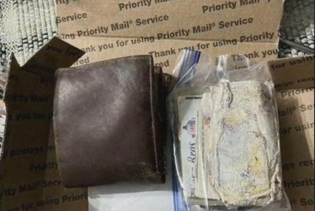 Подросток на рыбалке выловил из озера бумажник, набитый деньгами.