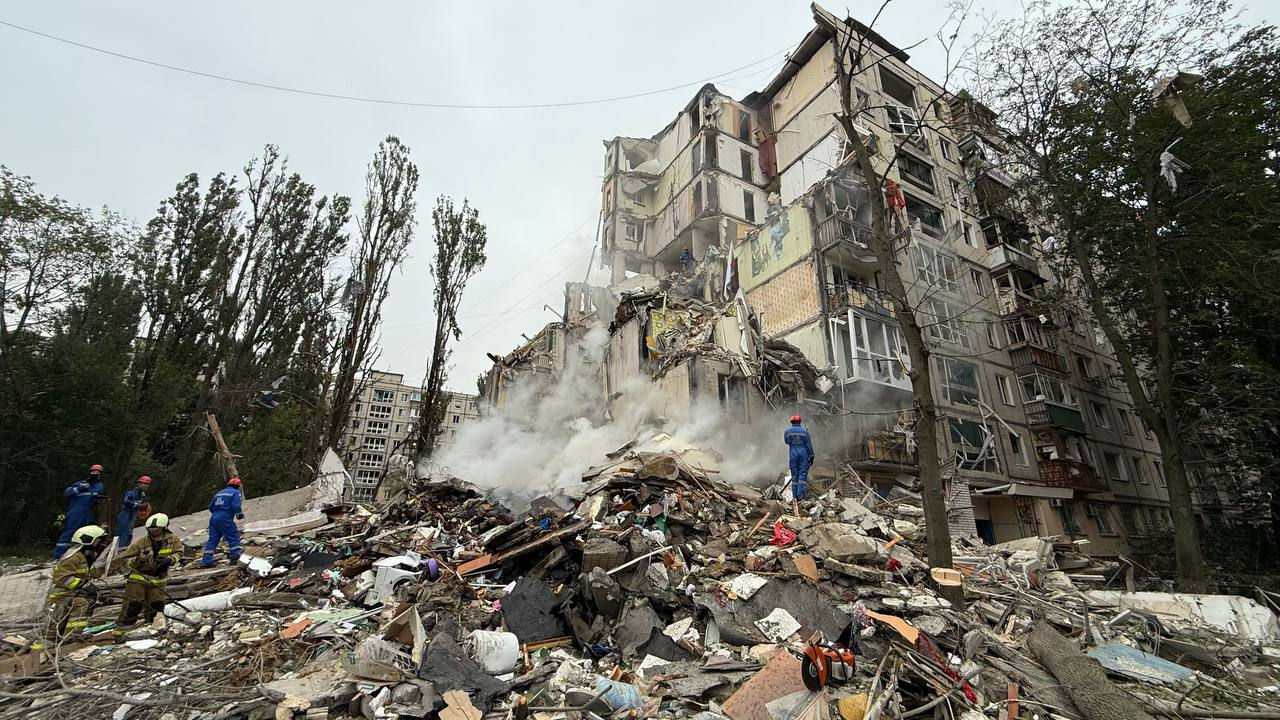 Rusia a lovit Kievul: Scara unui bloc, distrusă. Cel puțin șase persoane au murit.