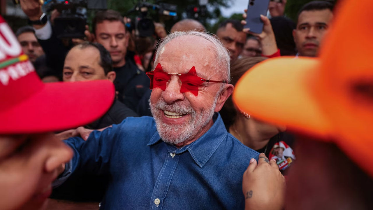 Лула да Силва переизбран президентом Бразилии.