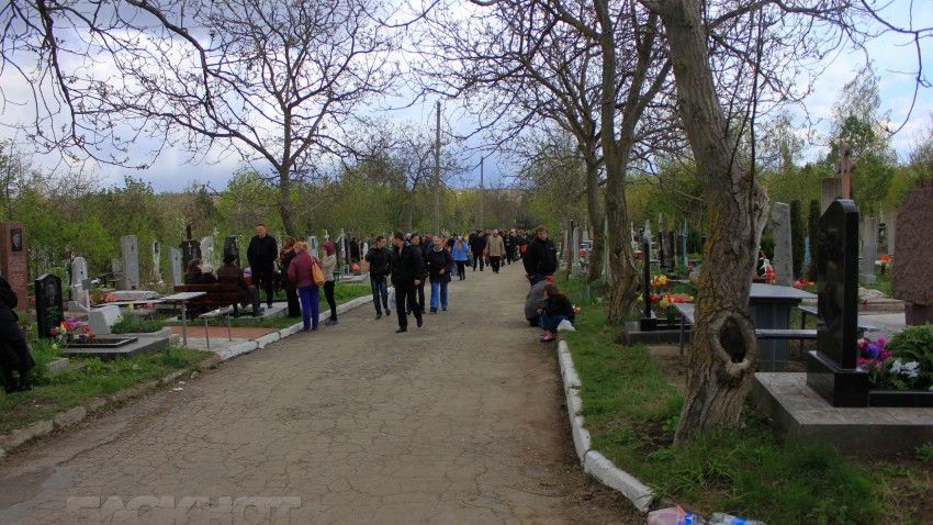 Многие отказались от традиционного похода на кладбище.