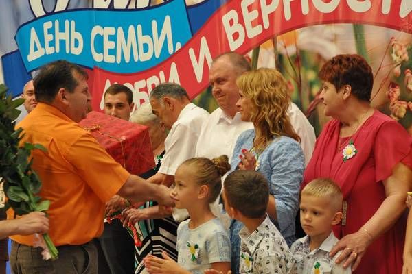 Праздничным концертом отметили День семьи, любви и верности в Рыбнице.