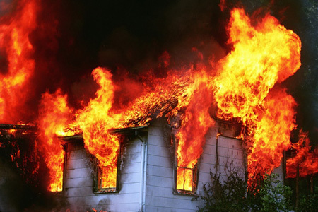 Огонь тушили два пожарных расчёта.