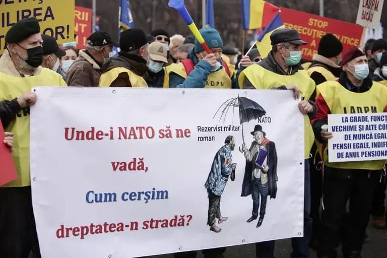 В Бухаресте недовольные невыплатой надбавок полицейские вышли на протест.