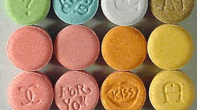 Poliţia din Chişinău a reţinut trei bărbaţi în momentul în care comercializau droguri "Ecstasy" în cluburi din capitală.