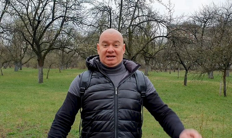 Друг кандидата в президенты Украины Владимира Зеленского, один из актеров "Студии 95 квартал" Евгений Кошевой.