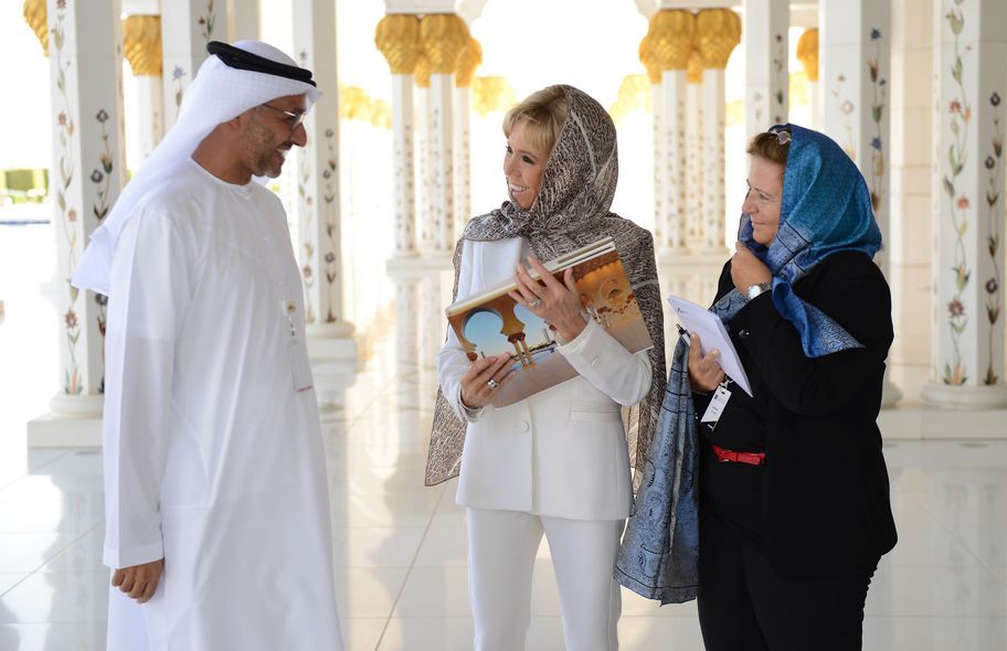 Brigitte Macron, apariţie spectaculoasă în Emiratele Arabe Unite. Prima Doamnă şi-a acoperit capul şi a mers desculţă