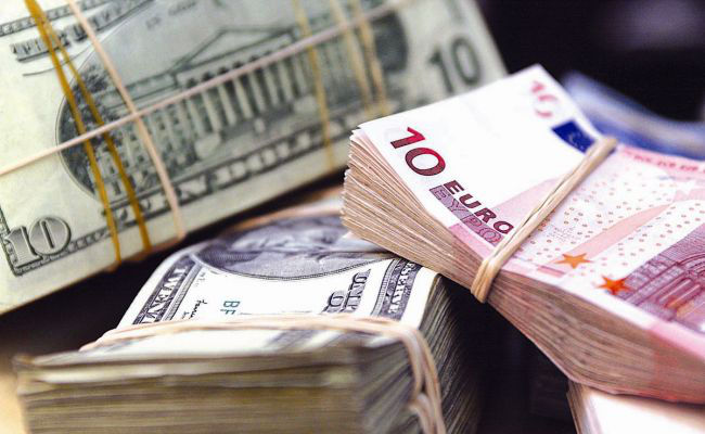 Евро опустился к доллару ниже $0,9935 впервые с 2002 года.