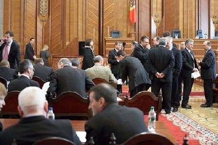 Până pe 2 septembrie, când începe sesiunea parlamentară, deputaţii trebuie să elaboreze proiecte de legi.