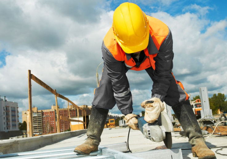Salariul angajaților din construcții va fi majorat cu 23%