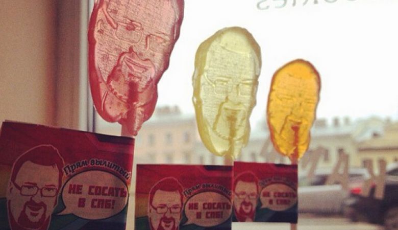 В Петербурге участникам гей-акции «Радужный флешмоб» раздавали леденцы в форме головы депутата городского заксобрания Виталия Милонова.