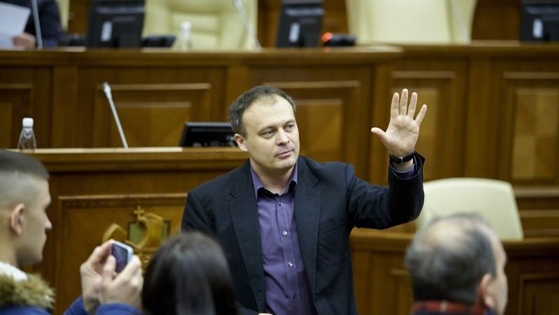 Председатель парламента выразил уверенность в том, что лица, стоящие за махинациями в банках, будут выявлены как в рамках следующего этапа международного расследования, так и местными следственными органами.