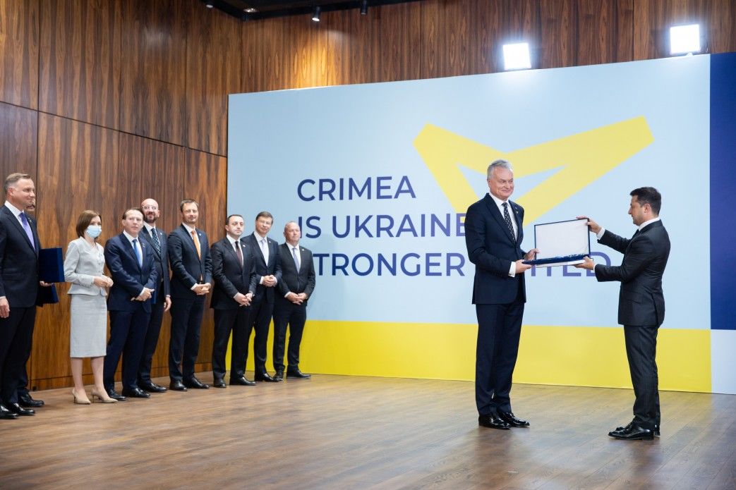 Президент Украины Владимир Зеленский вручил ордена Майе Санду и другим участникам саммита “Крымской платформы”.