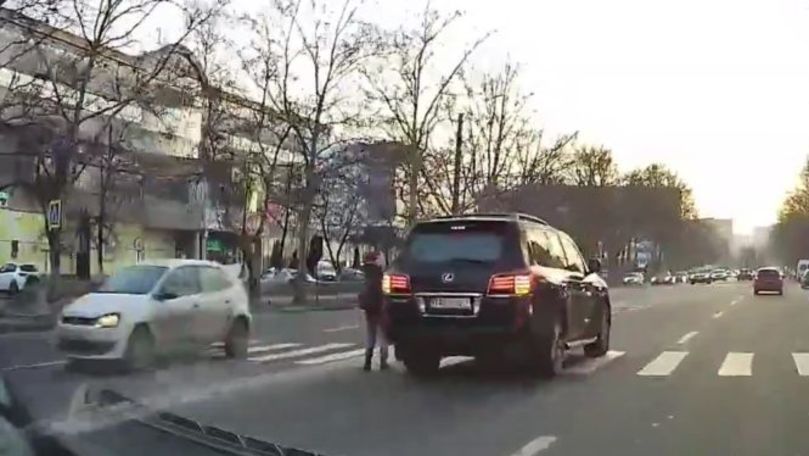 В столице водитель высадил ребенка из авто прямо посреди проезжей части.