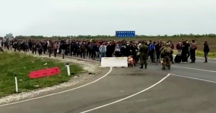 Мигранты попытались прорваться через границу России и Казахстана.