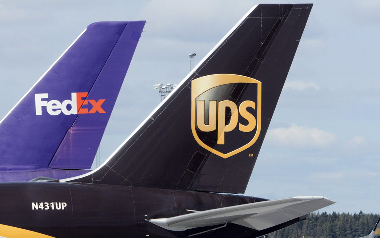 UPS и FedEx приостановили доставку посылок в Украину и Россию.