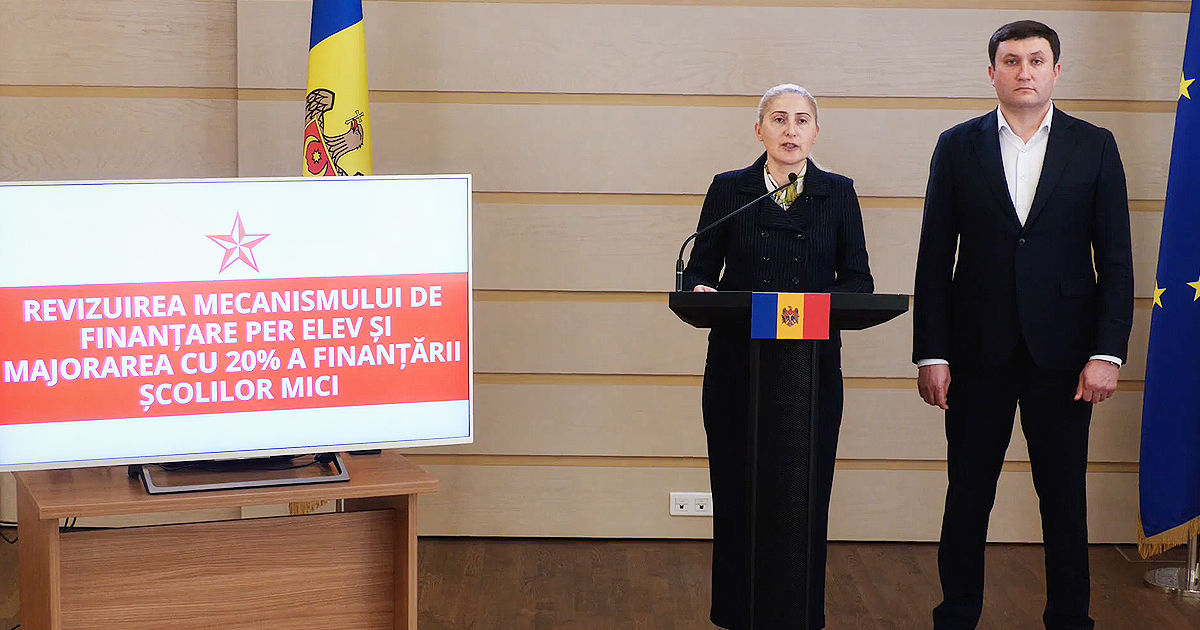 Deputații PSRM solicită majorarea salariilor profesorilor cu 30%.