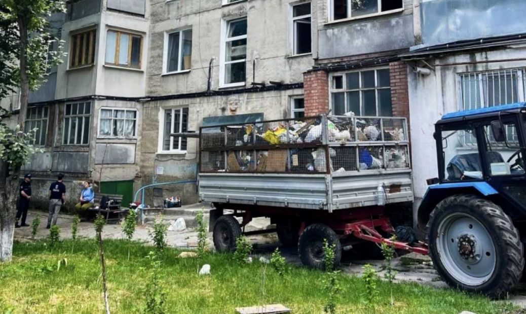 Квартира в центре столицы превратилась в свалку.