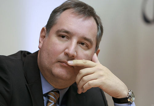 Rogozin îndemnat să îşi dea un dinte după ce a pierdut un pariu. Foto: ionpetrescu.ro