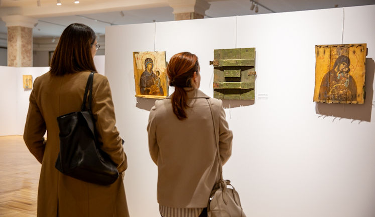 Иконы из Украины, нарисованные на ящиках от боеприпасов, выставлены в Кишиневе.