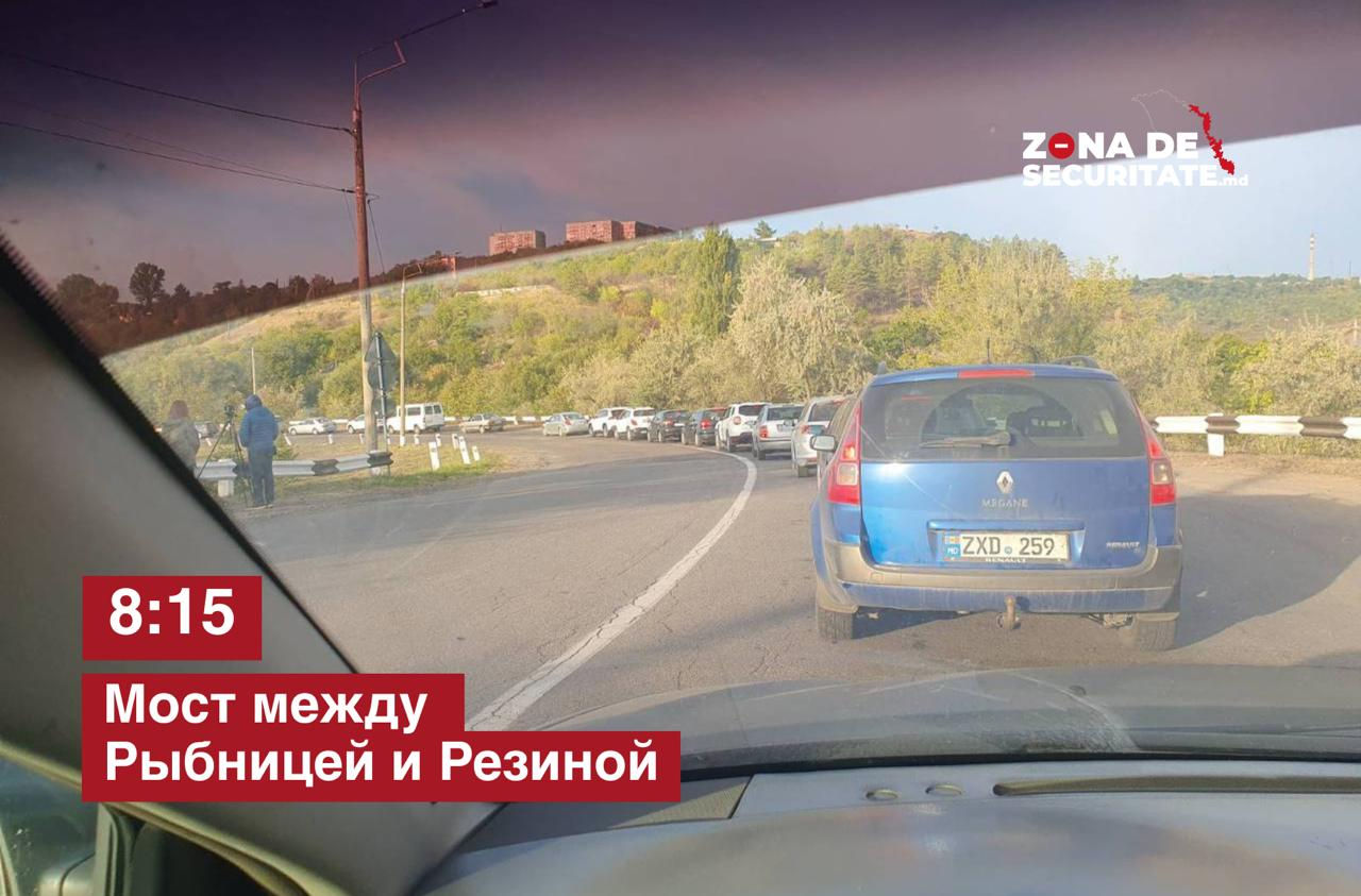 Coadă pe podul dintre Râbnița și Rezina.