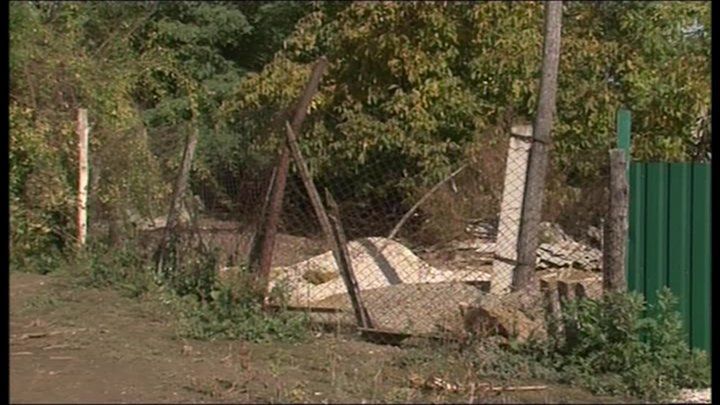Stăpâni pe teren străin: Familie din Frăsinești fără acces la drum