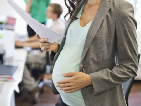 Angajatorii ar putea fi obligați să ofere gravidelor condiții speciale