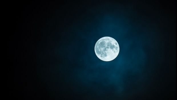 Luna albastră pe cerul din țară. Când vom avea parte de acest fenomen 