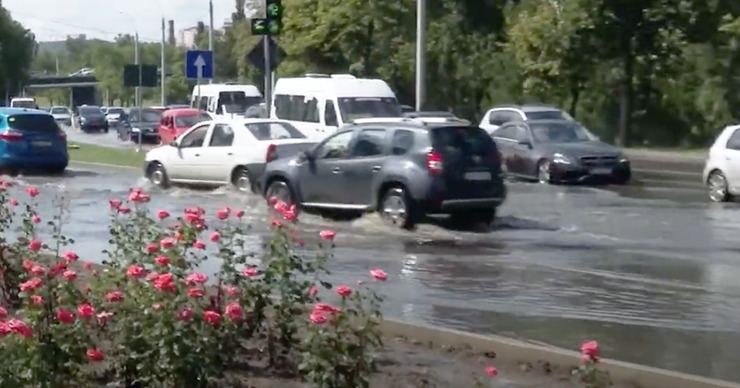 Из-за сильного ливня движение на улицах столицы было затруднено.