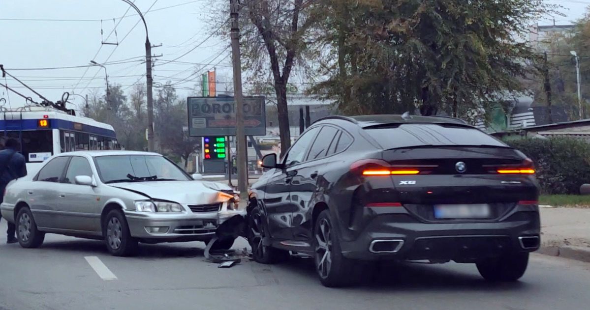 В Кишиневе в аварию попал автомобиль BMW X6.