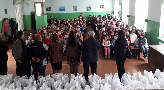 Более 7000 пасхальных подарков раздали волонтеры фонда Усатого.