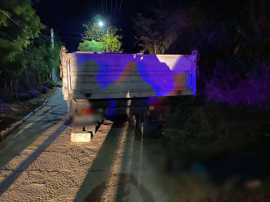 В Яловенском районе мужчина погиб под колесами грузовика.
