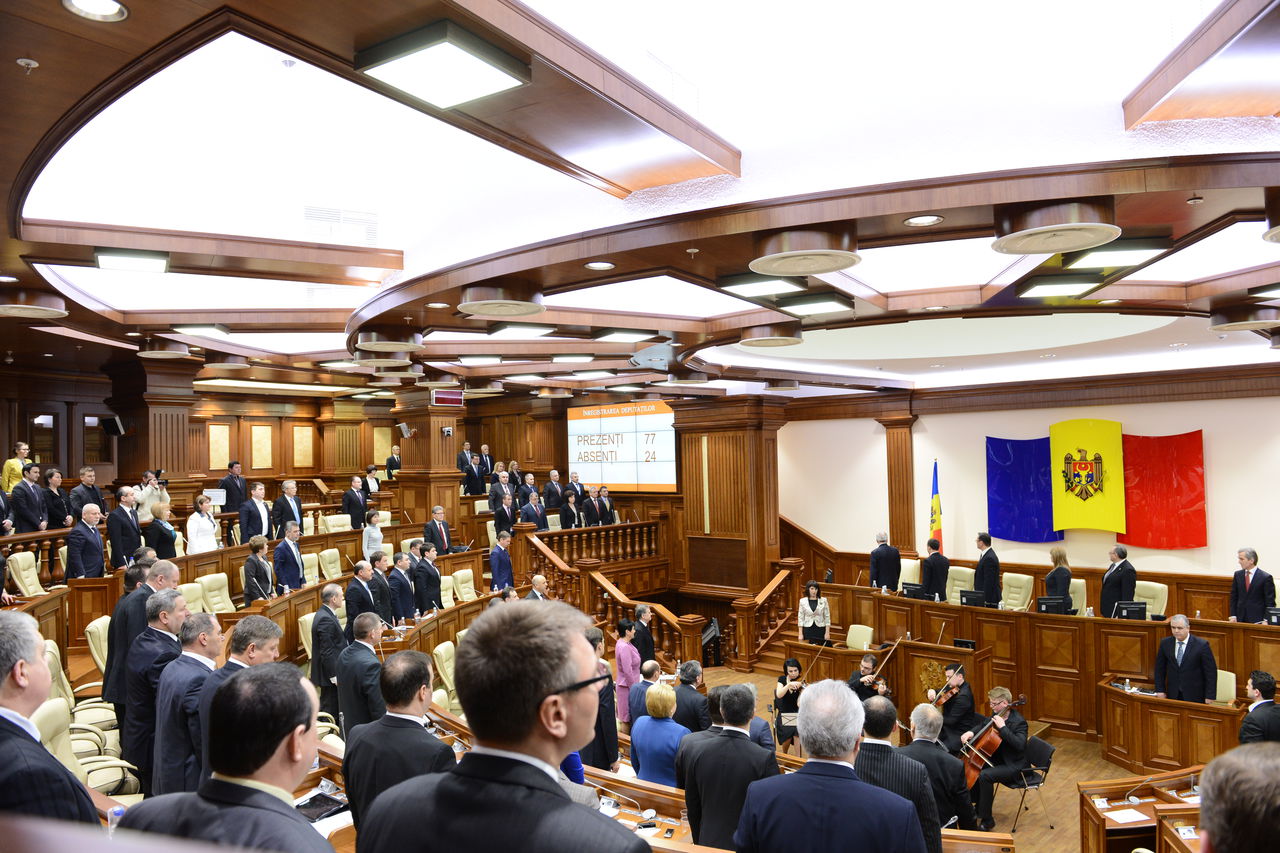 Ședința Parlamentului de astăzi a început cu un moment de reculegere în memoria victimelor evenimentelor din 7 aprilie 2009.  Foto: curentul.md