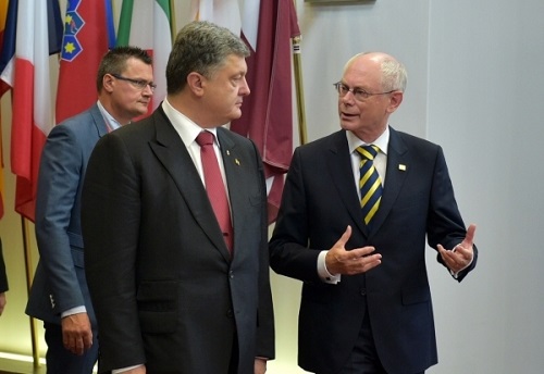 Президент Украины Петр Порошенко и президент Европейского Совета Герман Ван Ромпей во время встречи в Брюсселе (Бельгия).