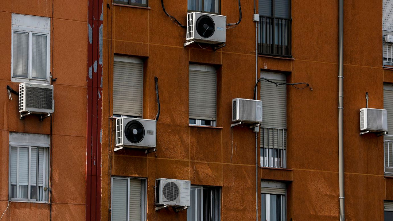 Studiu: Aparatele de aer condiționat pot face orașele și mai fierbinți.