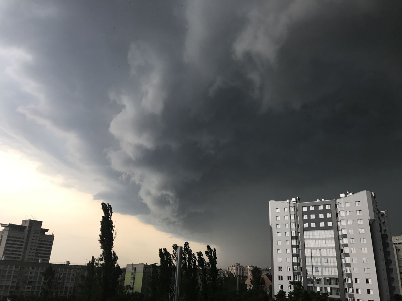 Primăria Chişinău informează despre situaţia în municipiu, ca urmare a furtunii şi ploii din această după amiază. 