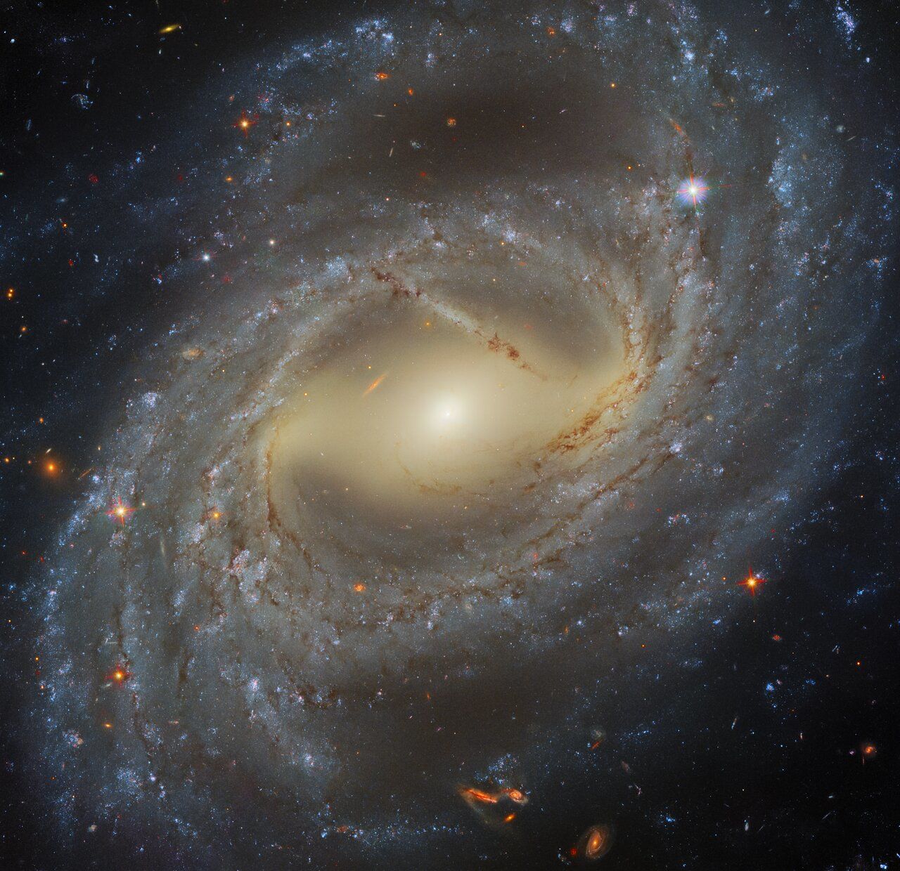 Hubble сфотографировал космический "водоворот" в созвездии "Тукан".
