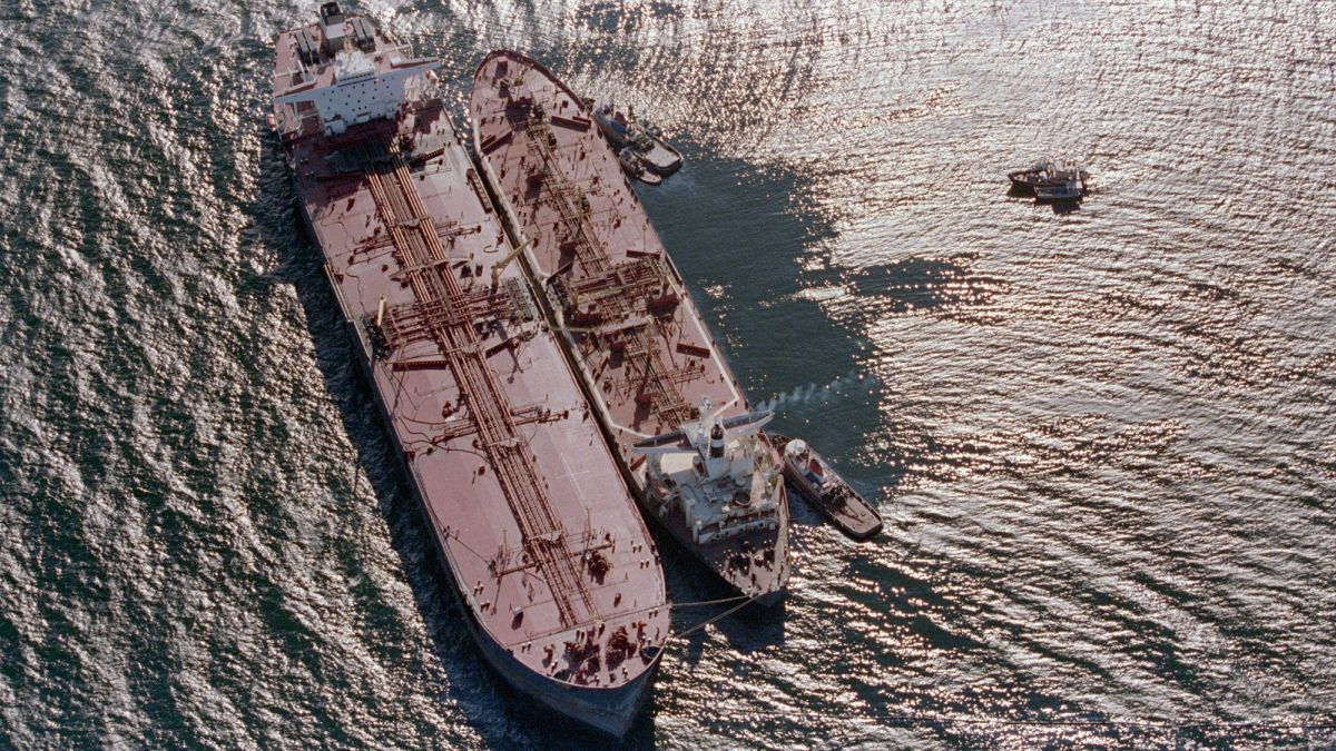 Greenpeace avertizează despre o catastrofă după prăbușirea a două petroliere rusești în Marea Neagră.