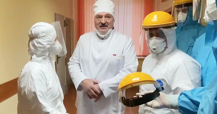 Лукашенко явился в "красную зону" ковидного госпиталя в колпаке и без перчаток.