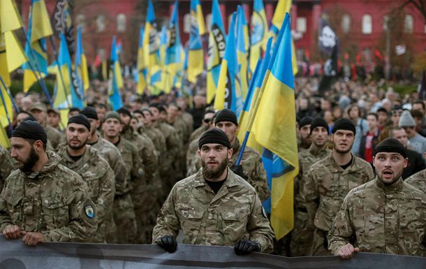Батальон Азов возле памятника Тараса Шевченко в Киеве.