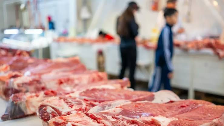 Статистика показала разницу в питании молдаван: Мясо и фрукты — у богатых, хлеб— у бедных.